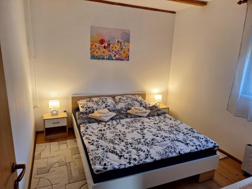 um quarto com uma cama e um quadro na parede em Apartman Krajcer 
