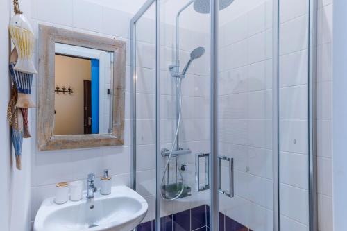 y baño con lavabo y ducha. en Studio Travel 24M2, 120m Vieux-Port ,Clim , Wifi ,Accès avec code, canapé lit, en Marsella
