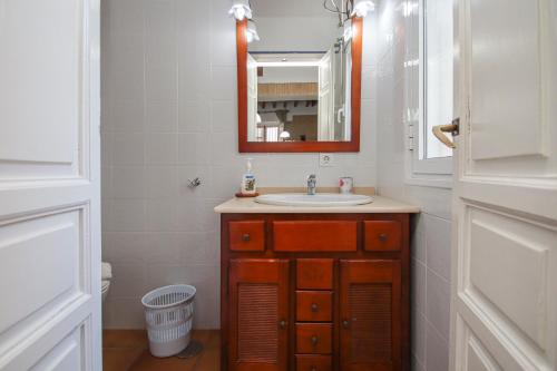 ein Bad mit einem Waschbecken und einem Spiegel in der Unterkunft Precioso Apart. Céntrico y confortable **Wifi-AC** in Sevilla