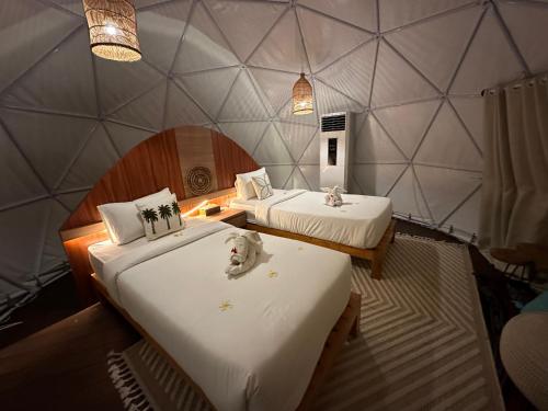 Cama o camas de una habitación en Glamping @ Pebbles & Fins