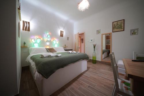 Postel nebo postele na pokoji v ubytování B&B Le Stanze di Nonna Cecè