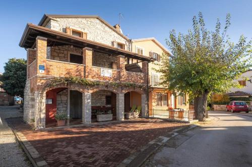 Rosello 1 by Briskva