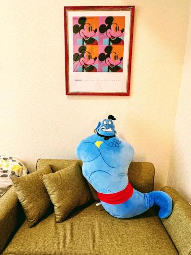 a stuffed animal sitting on the back of a couch at メゾンクレスタ in Tokyo