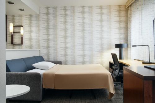 Residence Inn by Marriott Fort Myers at I-75 and Gulf Coast Town Center في استيرو: غرفة في الفندق مع سرير ومكتب