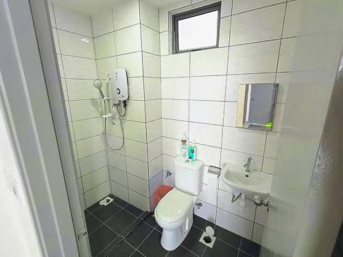 キャメロンハイランドにあるCooling Point Homestay @ Palas Horizon Residenceのトイレと洗面台のある小さなバスルーム