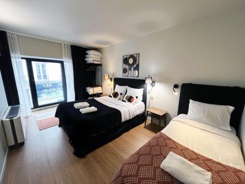 um quarto com uma cama e uma televisão em 132 - Urban Beautiful Montorgueil em Paris