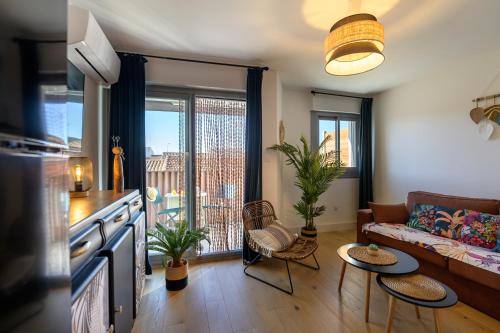 un salon avec un canapé et une table dans l'établissement Grau Du Roi, au Grau-du-Roi