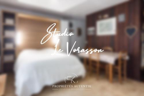 une photo floue d'une chambre avec un lit dans l'établissement Studio - Le Vorasson Ideal for a duo break in Saint-Gervais!, à Saint-Gervais-les-Bains