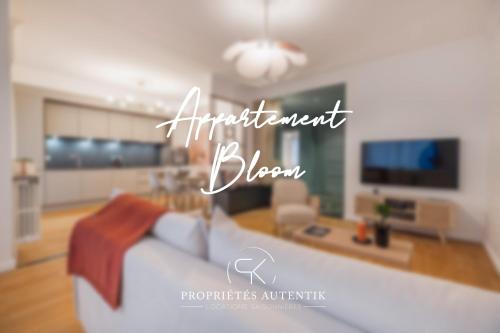 - un salon avec un canapé blanc dans l'établissement Apartment - Le Bloom In the heart of Annecy, à Annecy