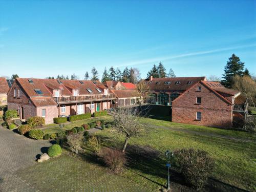 uma vista aérea de uma casa com um quintal em Ferienpark Mecklenburg em Ziegendorf
