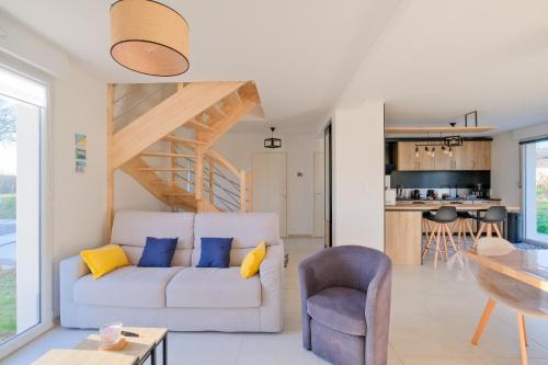 un salon avec un canapé blanc et une table dans l'établissement La Brise Tropicale - Belle maison avec jardin, à Assérac