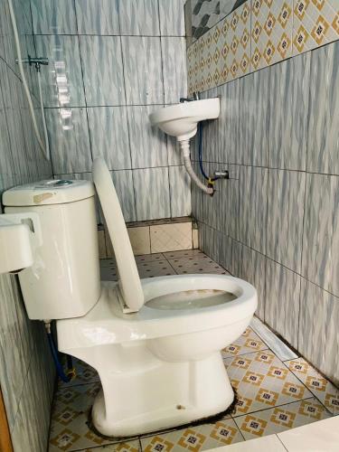 ギセニにあるIgnite guest houseのバスルーム(トイレ、洗面台付)