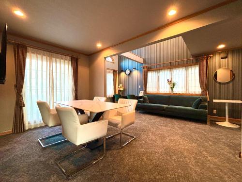 sala de estar con mesa, sillas y sofá en Five room 120 #SKY TREE #SENSOJI #FreeParking 1292sqft, en Tokio