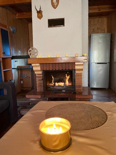 格但斯克的住宿－卡門休閒中心酒店，壁炉前的一张桌子上的蜡烛
