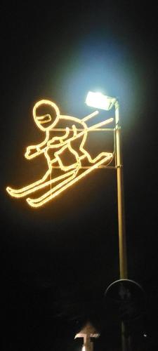 a street light with a sign on it at night at CozyStay - Gemütliche Wohnung im Oberharz in Sankt Andreasberg