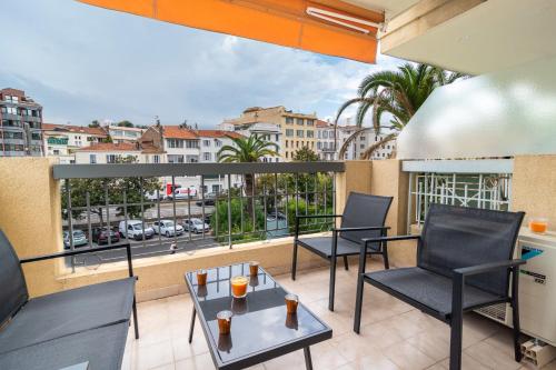 d'un balcon avec des chaises et des tables offrant une vue sur la ville. dans l'établissement Bright and vast 1BR balcony parking heart of town 1 mn, à Cannes