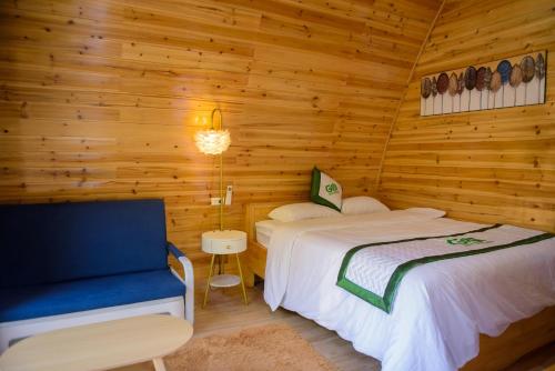 A bed or beds in a room at GẠO FARM STAY