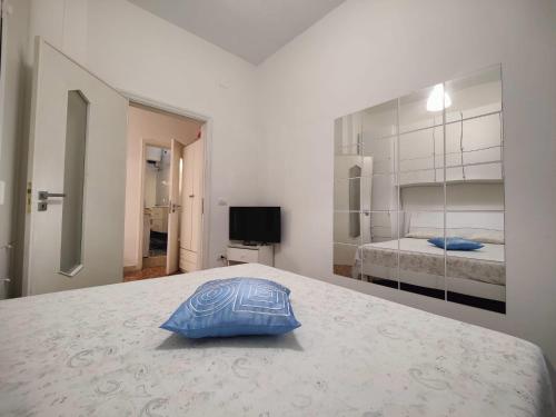 een slaapkamer met een bed met een blauw kussen erop bij Villa Lilly in Pulsano