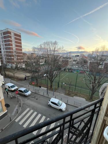 uma vista de um parque de estacionamento com carros estacionados na rua em Studio spacieux refait à neuf (4) em Saint-Ouen