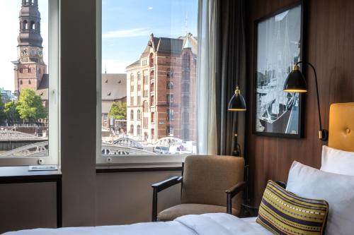 una camera d'albergo con letto e finestra di AMERON Hamburg Hotel Speicherstadt ad Amburgo