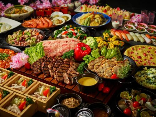 una mesa llena de diferentes tipos de alimentos en Irago Ocean Resort en Tahara