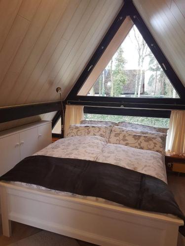 Un pat sau paturi într-o cameră la Ahrens, Ferienhaus