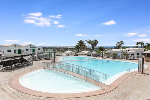uma grande piscina num resort em Home2Book Stylish Apt Terrace & BBQ, Maspalomas em Maspalomas