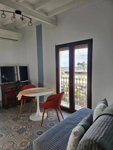 een woonkamer met een bank en een tafel bij H&B COSTABLANCA in Villajoyosa