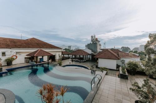 una imagen de una piscina en una casa en Arion Suites Hotel en Bandung