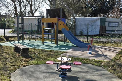 - une aire de jeux avec toboggan dans un parc dans l'établissement CAMPING LE NAVARRE ***, à Vias