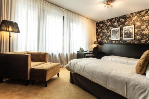 una habitación de hotel con 2 camas y una silla en Hotel & Ristorante Bellora en Gotemburgo