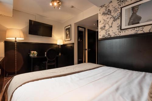a hotel room with a bed and a desk at Hotel & Ristorante Bellora in Gothenburg