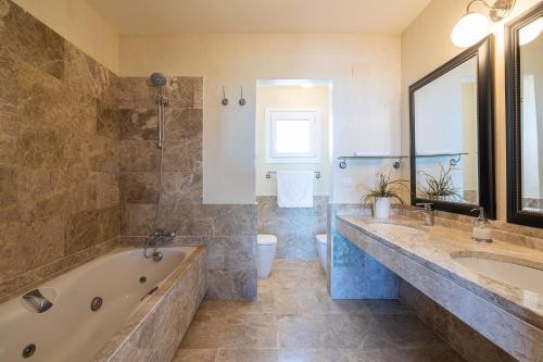a bathroom with two sinks and a tub and a toilet at Dúplex de Lujo Marbella Golf in Marbella