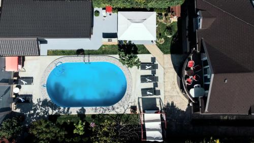 uma vista superior de uma piscina com carros estacionados em Lux Apartments With Pool Dex em Zemun Polje