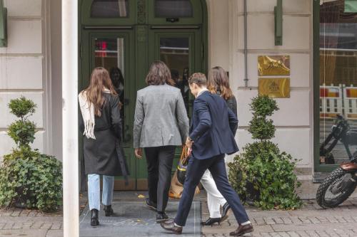 eine Gruppe von Menschen, die aus einem Gebäude gehen in der Unterkunft Hotel Pigalle in Göteborg