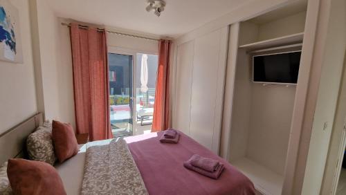 1 dormitorio con cama y ventana con vistas en Villa Paraiso-Luxury Villa with Heated Pool, en Adeje