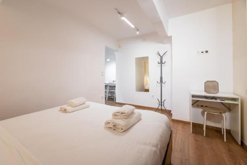Katil atau katil-katil dalam bilik di Quiet Apartment with a Garden at Exarcheia