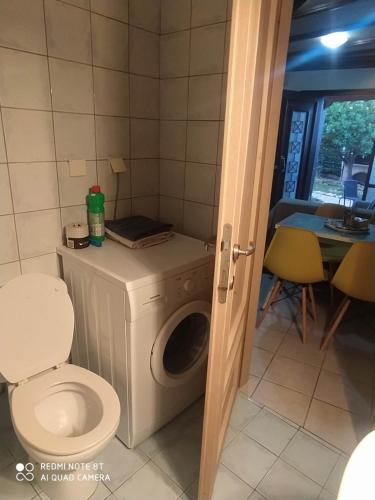 a bathroom with a washing machine and a toilet at Casa del Sol in Arónion
