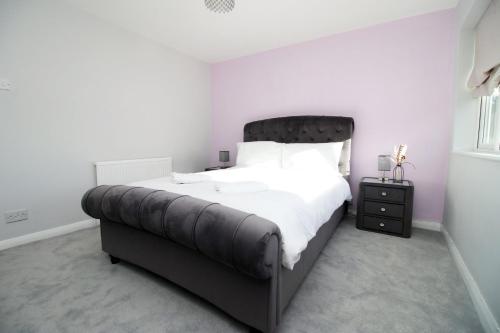 a bedroom with a large bed with a black headboard at Cohost Partners: Perfect Retreat in Bristol in Bristol