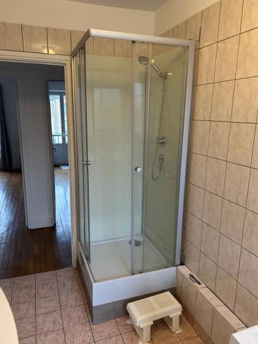 eine Dusche mit Glastür im Bad in der Unterkunft Hubert in Carignan