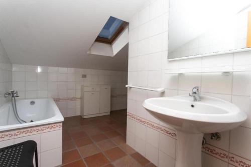 a bathroom with a sink and a bath tub at N212 - Numana, quadrilocale in centro con terrazzo in Numana
