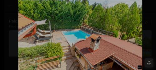 an overhead view of a house with a swimming pool at Kalozlak Vendégház in Paloznak