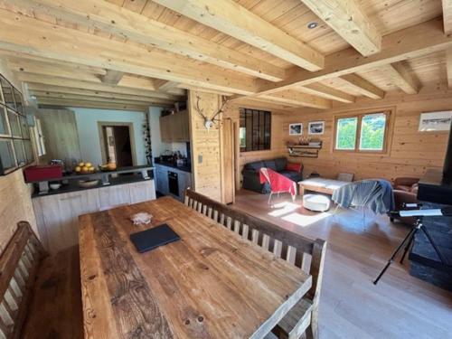 ein Wohnzimmer mit einem Holztisch in einer Hütte in der Unterkunft Individual chalet for up to 12 people maximum in Les Contamines-Montjoie