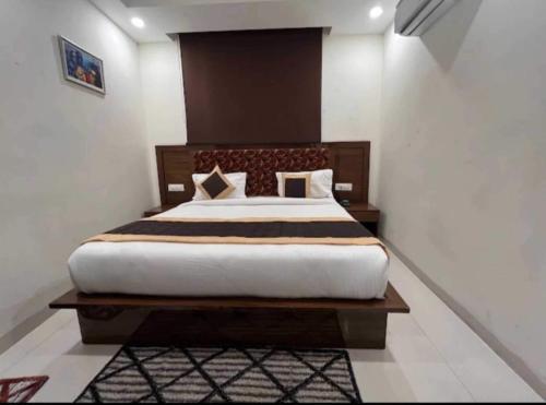 a bedroom with a large bed in a room at OYO Townhouse 843 Stay Inn in New Delhi