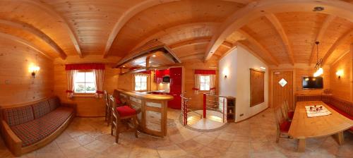 Cette grande chambre dispose d'un plafond en bois dans un train. dans l'établissement Chalet - Urlaub bei Freunden, à Wagrain