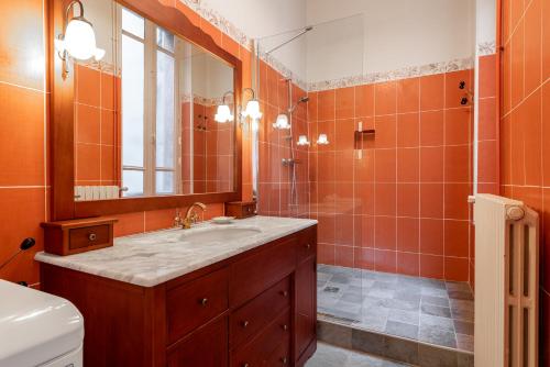 y baño con lavabo y espejo. en T4 Hypercentre - Climatisé - 300m Jean Jaurès, en Toulouse
