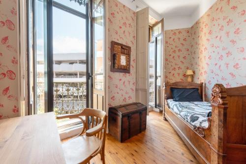 1 dormitorio con cama y ventana grande en T4 Hypercentre - Climatisé - 300m Jean Jaurès, en Toulouse