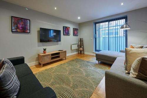 sala de estar con sofá y TV de pantalla plana en Host & Stay - Ropewalks Abode, en Liverpool