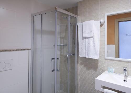 a bathroom with a shower and a sink at Hotel Apartamentos Cala Santanyi in Cala Santanyi