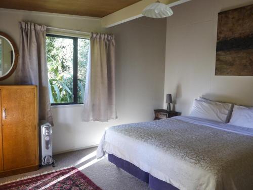 Postel nebo postele na pokoji v ubytování Wharepuke Subtropical Accommodation
